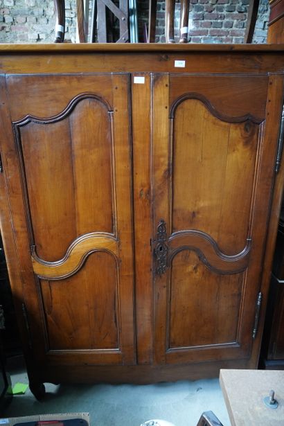 Petite armoire en noyer mouluré, ouvre à...