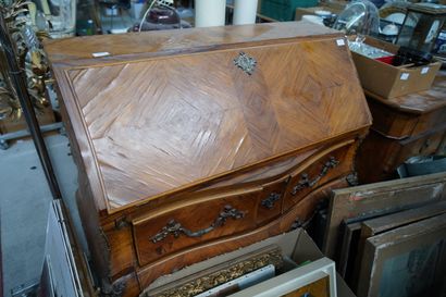 Commode scribanne de forme mouvementée, en...