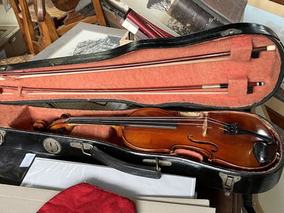 Violon dans son étui.
On joint :
Deux archets.
En...