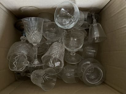 Ensemble de verres et cristaux gravés et...
