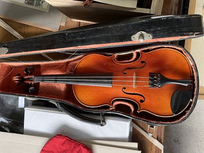 Violon dans son étui.
On joint :
Deux archets.
En...