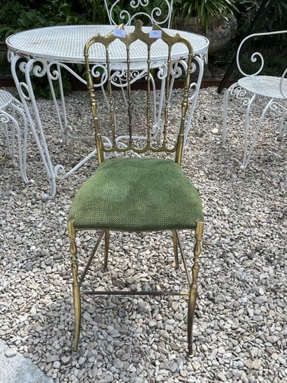 Chaise volante en métal doré, le dossier...