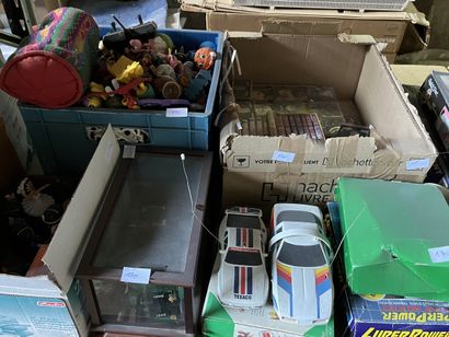 Réunion de jouets pour enfants, voiture télécommandée,...