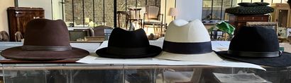 Lot de dentelles et chapeaux.
En l'état.