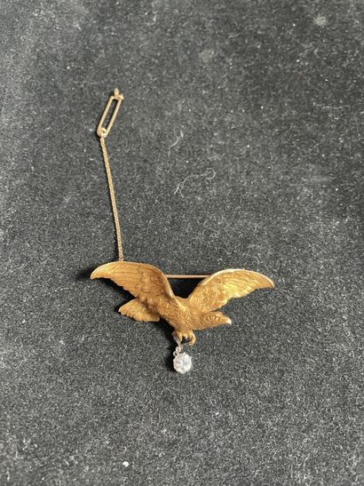 Broche en or jaune 18 K épousant la forme...