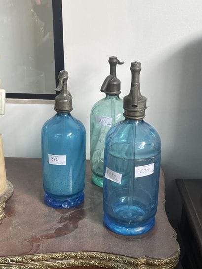 Réunion de trois siphons en verre et métal
En...