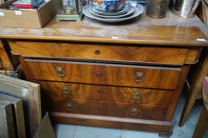 Commode rectangulaire à pans coupés en noyer...