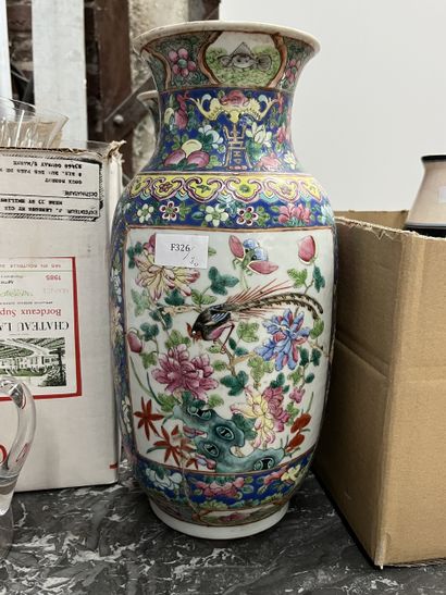 CHINE
Paire de vases balustres et paire de...
