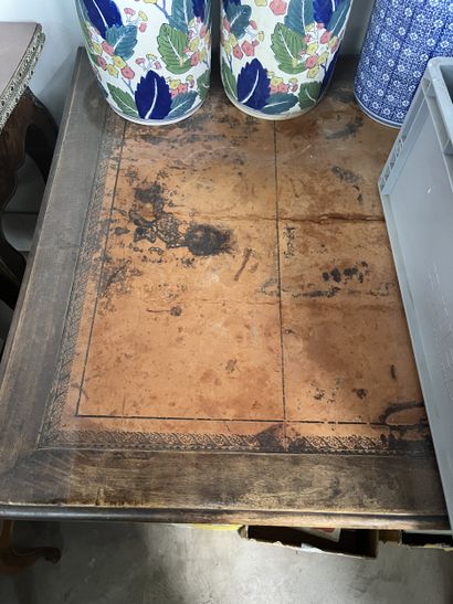 Bureau plat en bois verni ouvrant par un...