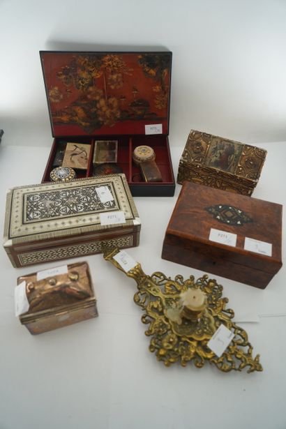 Ensemble de boîtes :
-	 Boîte à décor de...