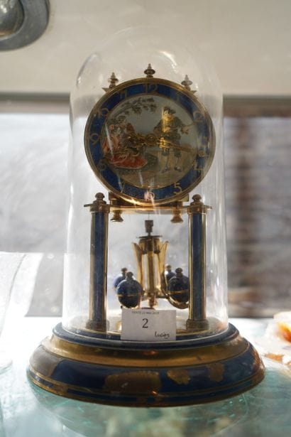 Pendule squelette en métal doré, le cadran...