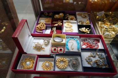 Importante réunion de bijoux fantaisie comprenant...