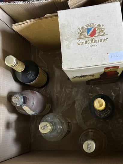 Réunion de spiritueux dont : Marnier-Lapostole...