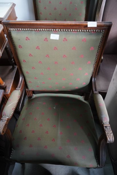 Paire de fauteuils en bois naturel, le dossier...