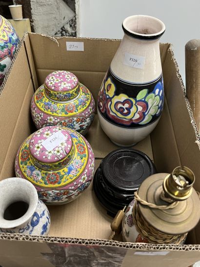 CHINE
Paire de vases balustres et paire de...