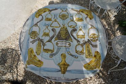 HERMES
Suite de trois foulards modèles 