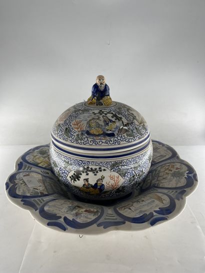 DANS LE GOUT DE DELFT
Vase couvert et plat...