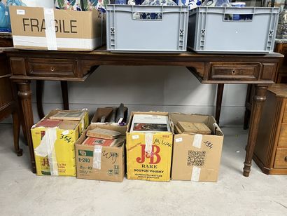 Bureau plat en bois verni ouvrant par un...