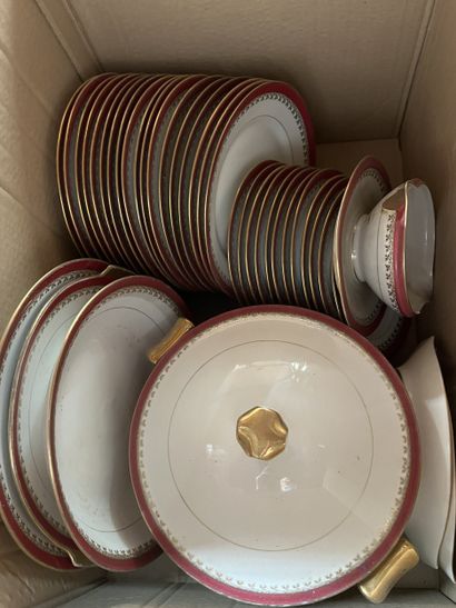 LIMOGES
Partie de service de table en porcelaine,...