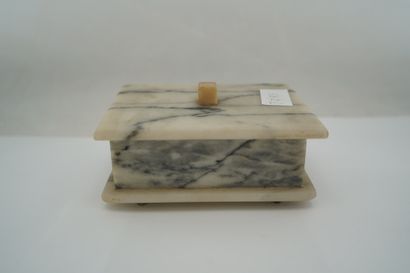Petite boite rectangulaire en marbre blanc...