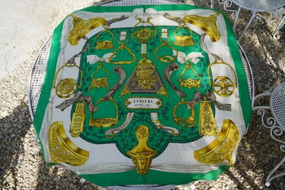 HERMES
Suite de trois foulards modèles 