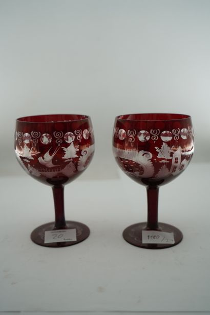 Suite de six verres en cristal teinté rouge...
