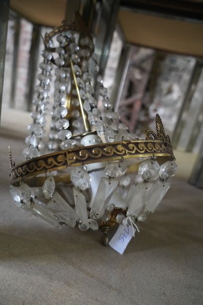 Ensemble : 
-	Lustre en métal doré à pampilles,...
