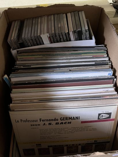 Réunion de disques vinyles et CD.
Deux cartons.
En...