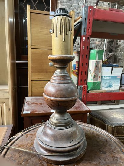 Deux pieds de lampe en bois tourné
En l'...