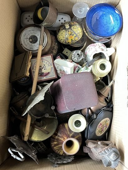 Réunion de bibelots divers.
Deux cartons.
En...