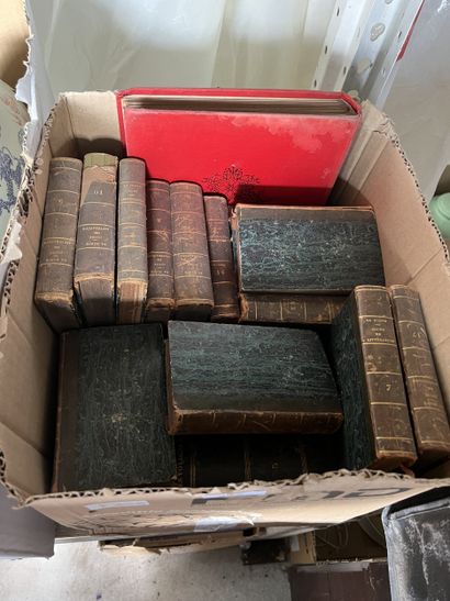 Réunion de livres reliés anciens et modernes.
En...