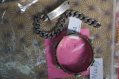 Bracelet manchette en métal argenté orné...