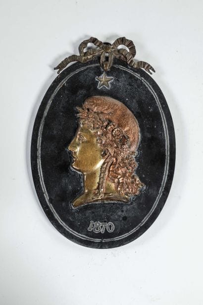 MEDAILLON
Bas-relief en métal doré et patiné...