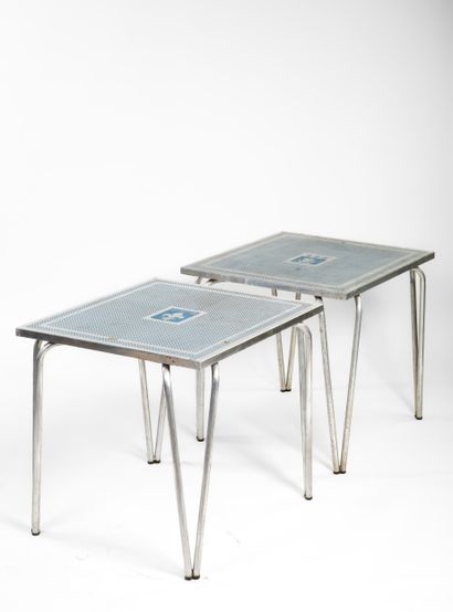 PAIRE DE TABLES
Métal chromé, le plateau...