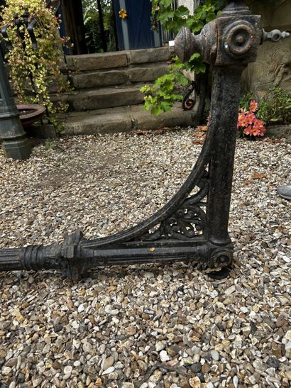 REVERBERE PARISIEN
Cast iron, the flared...