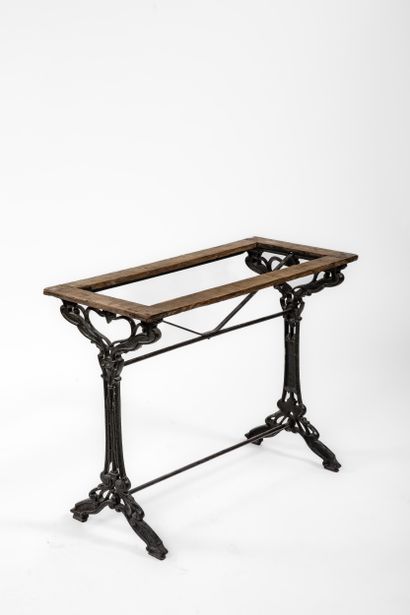 TABLE DE BISTROT
Fer, de forme rectangulaire,...