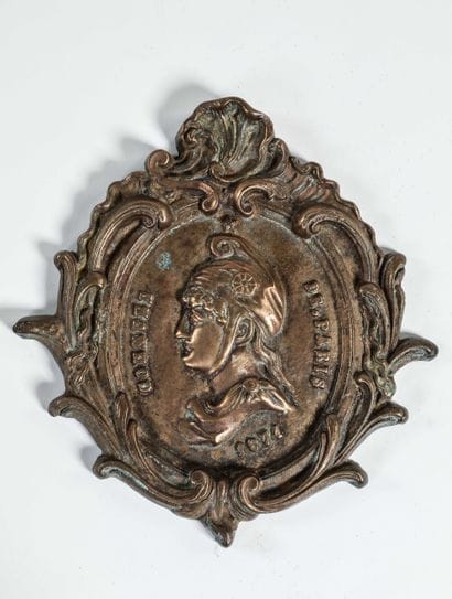 COMMUNE DE PARIS
Plaque en bronze patiné,...