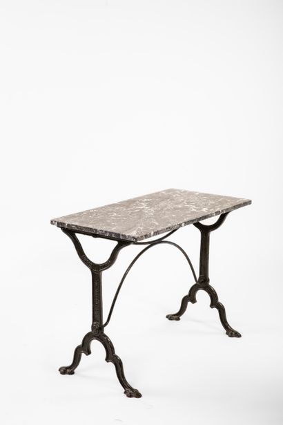 TABLE DE BISTROT
Fonte de forme rectangulaire,...