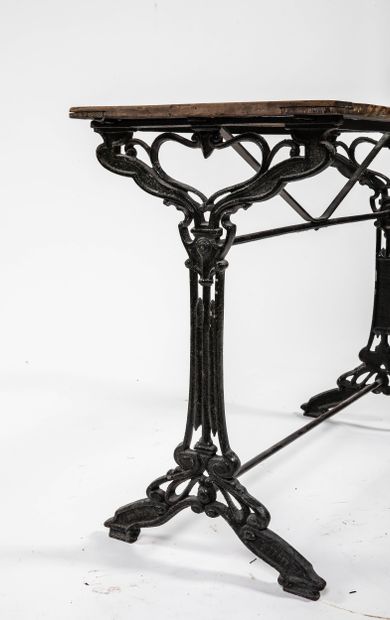 TABLE DE BISTROT
Fer, de forme rectangulaire,...