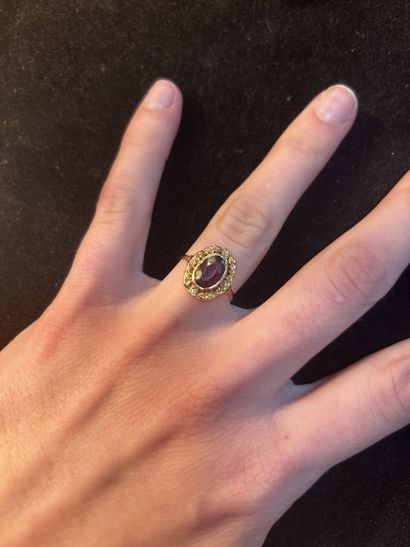 Bague en or jaune ornée d’une pierre rouge...