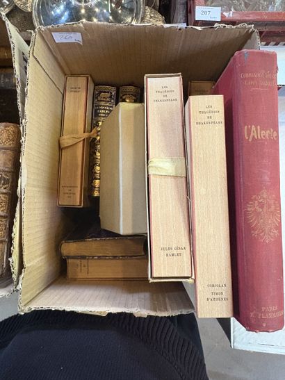 Réunion de volumes reliés et brochés des...