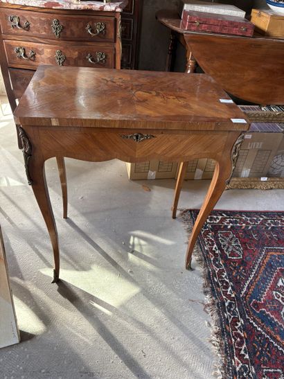 Petite commode sauteuse en bois naturel et...