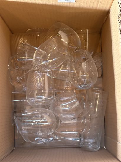 Réunion de verrerie.
3 cartons.