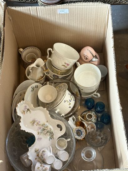 Réunion de bibelots divers dont tasses en...