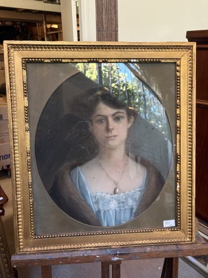 Ecole moderne
Portrait de femme
Pastel signé...