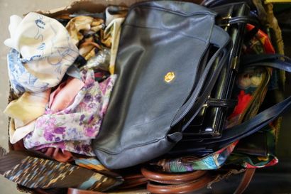 Réunion de foulards, sacs à main et divers
En...