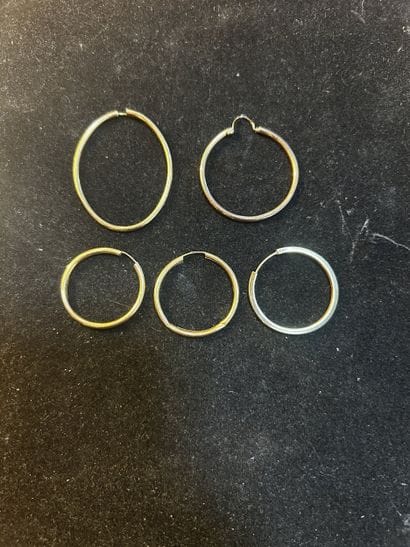 Réunion de bijoux en or.
Vendus en débris.
Poids...