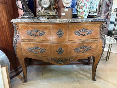 Commode sauteuse de forme bombée en bois...