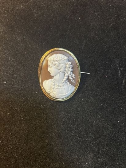 Broche ornée d'un camée à profil de femme...