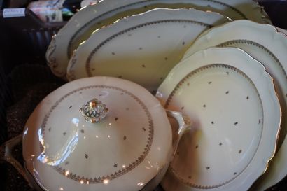 LIMOGES
Partie de service en porcelaine à...